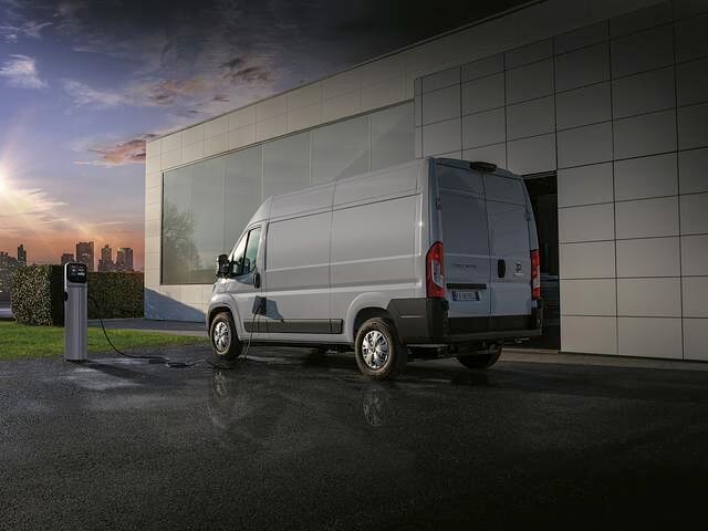 Im Idealfall soll sich die kleine Batterie des E-Ducato an einer Schnellladesäule in einer Stunde bis 80 % auffüllen lassen 