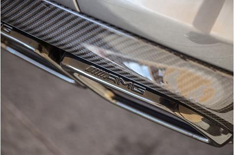 AMG, wohin man blickt, auch auf den Auspuff-Rohren