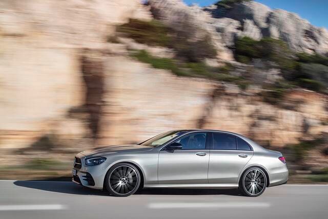 Nicht komplett neu, aber umfassend geliftet präsentiert sich die Mercedes E-Klasse in diesem Frühjahr
