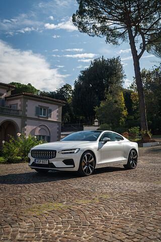 Wie ein Mercedes trägt auch ein Polestar einen Stern auf der Motorhaube. In diesem Fall handelt es sich aber natürlich um den der Marke den Namen gebenden Polarstern