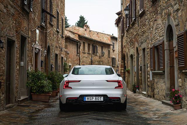 Mit seinen Heckleuchten dokumentiert der Polestar 1 seine Verwandtschaft mit dem Volvo S90