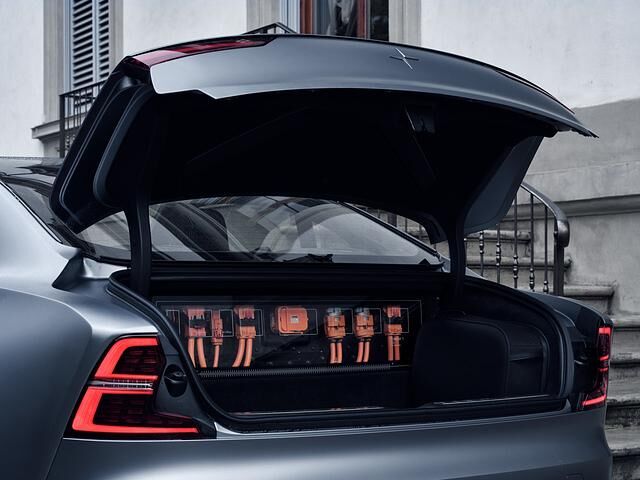 Ein Teil des Batteriepakets verkleinert den Kofferraum auf lediglich 143 Liter