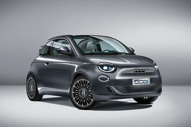 Die Neuauflage des Fiat 500 ist gegenüber dem Vorgänger in alle Richtung leicht gewachsen