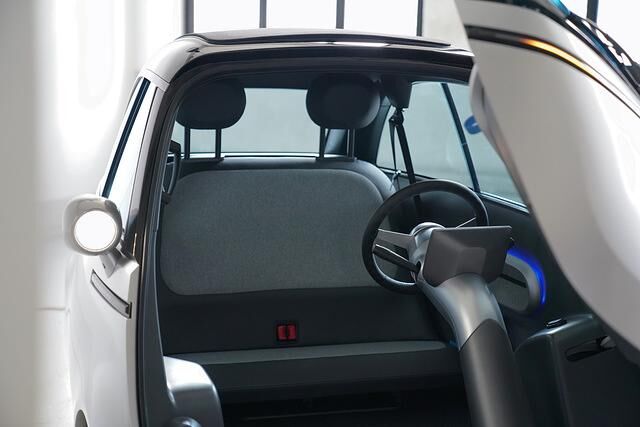 Auch beim Microlino 2.0 handelt es sich um ein Stadtwägelchen mit Platz für zwei Passagiere