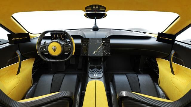 Neben dem Display für fahrrelevante Informationen gibt es noch einen großen Infotainmenttouchscreen sowie zwei Displays für die virtuellen Außenspiegel 