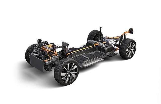 Die im Fahrzeugboden untergebrachten Akku-Pakete des XC40 Recharge schnürt Volvo selbst