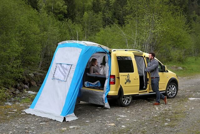 In der Version Tramper bot der Caddy ein extralanges Bett, Tisch mit zwei Stühlen und viel Platz unter einem Zelt