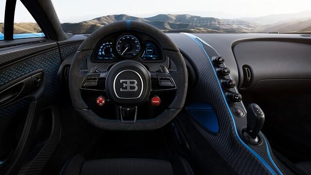 Auch im Innenraum des Chiron Pur Sport gibt es reichlich Sichtcarbon