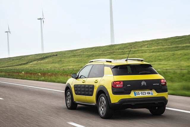 Mit seinen wuchtig wirkenden Beplankungen an Front, Heck sowie Kotflügeln suggeriert er Robustheit ohne die zurzeit beliebte SUV-Designkarte auszuspielen. 