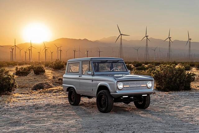 Die Karosserieteile des Restomod-Bronco werden aus Carbon gefertigt