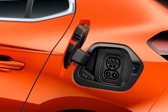 Der Opel hat einen Schnellladeanschluss