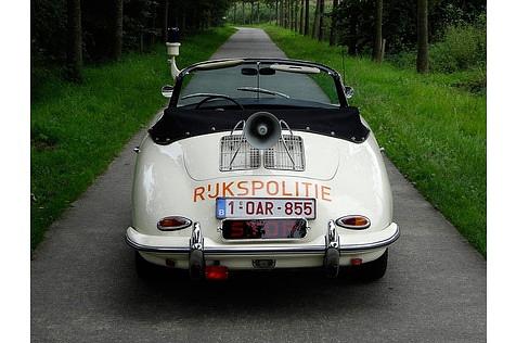 Am Heck des Porsche wird ein Stop-Schild und...