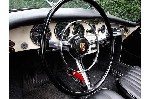 Das Cockpit des Rijkspolitie Porsche.