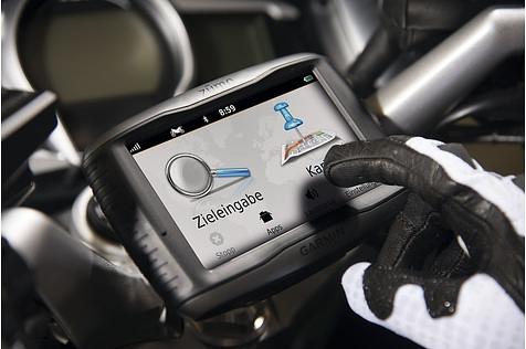 Der große Bruder Garmin Zumo 595 schlägt mit 700 Euro zu Buche.