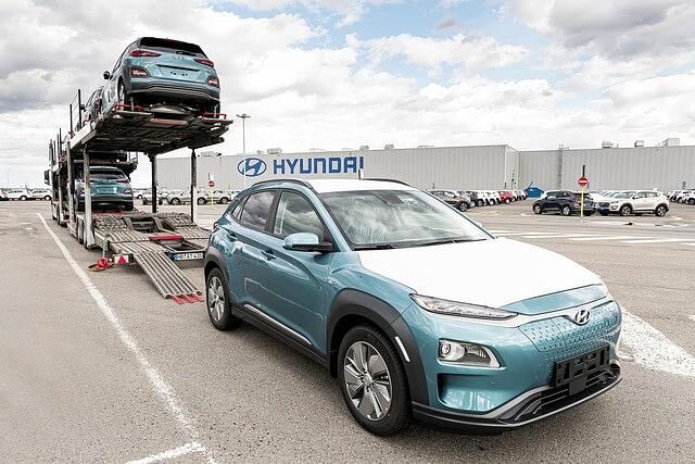 Die neuen Modelle fahren serienmäßig mit einem dreiphasigen 11-kW-Onboard-Lader vor