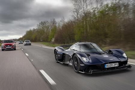 Aston Martin Valkyrie kommt  - Rennwagen unterwegs auf öffentlichen Straßen 