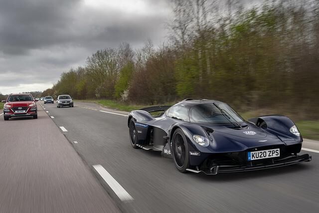Aston Martin Valkyrie kommt  - Rennwagen unterwegs auf öffentlichen Straßen 