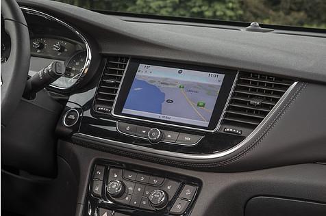 Mit dem Navigationssystem kommt ein Acht-Zoll-Bildschirm