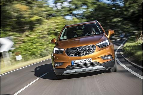 In Kurven wankt der Opel leicht