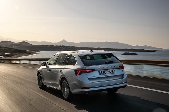 Die teilautonomen Fahrfunktionen funktionieren gut - der adaptive Tempomat verrichtet seine Arbeit bis 210 km/h