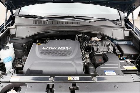 Der 2,2 Liter große Vierzylindermotor des Hyundai Grand Santa Fe erzeugt 200 PS.