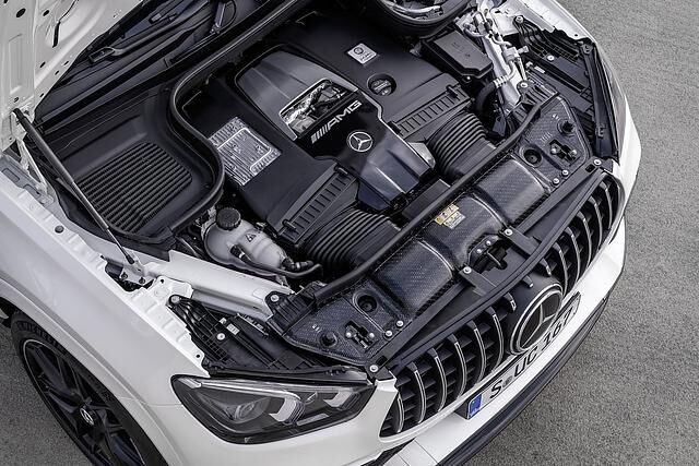 Der mächtige Biturbo Achtzylinder füllt den Motorraum aus
