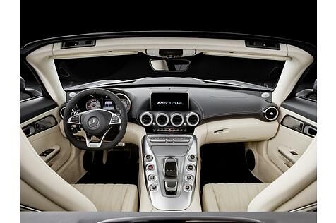 Das Cockpit des Mercedes AMG GT Roadster