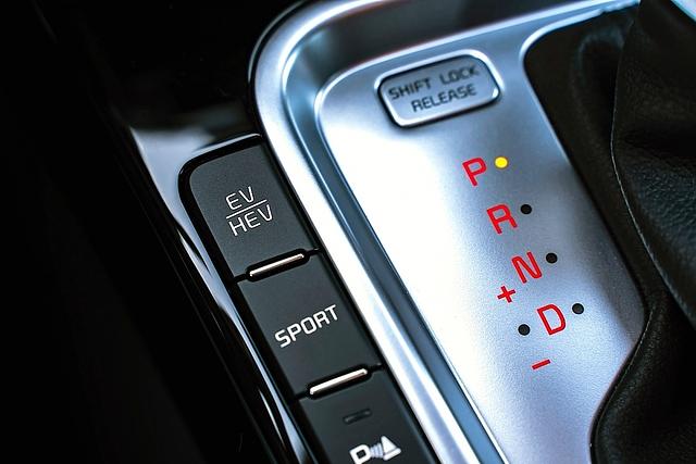 Über Schalter neben dem Gangwahlhebel lassen sich im Kia Ceed SW Plug-in-Hybrid spezielle Einstellungen vornehmen