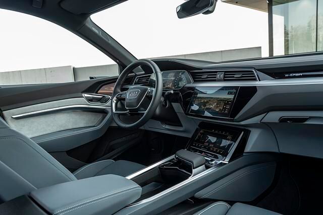 Den Arbeitsplatz des Lenkers hat Audi unverändert vom normalen E-Tron übernommen