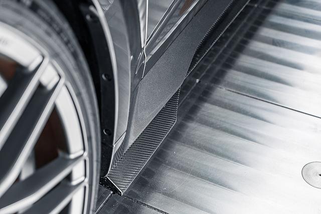 Selbst kleine Aerodynamik-Bauteile sind aus Carbon