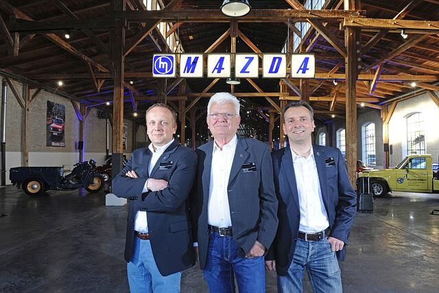 Walter Frey (Mitte) und seine Söhne Markus (links) und Joachim sind leidenschaftliche Fahrzeugsammler
