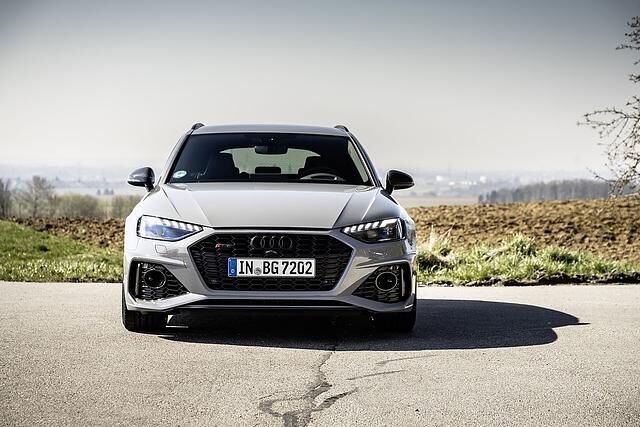 Der schwarze Wabengrill ziert den Audi RS 4 Avant