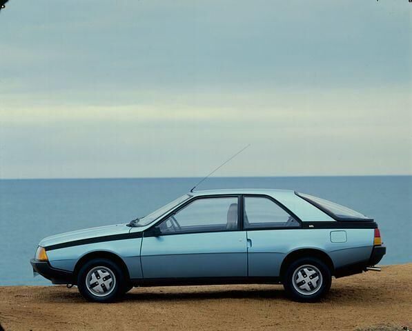 Der neue Zweitürer erhielt eine als hochexplosives „Aerodynamite“ beworbene Stromlinienform, die sich klar von kantigen Familiensportlern der 1980er wie Audi Coupé oder Toyota Celica differenzierte