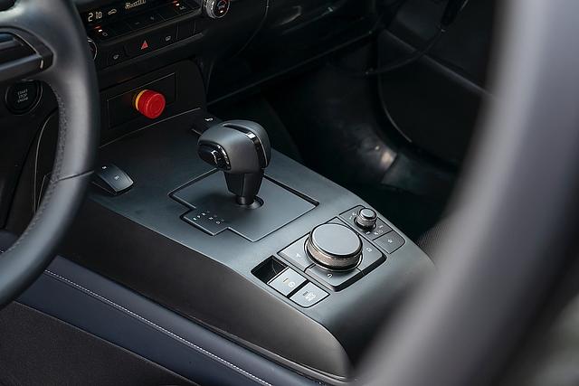 Roter Knopf für den Not-Stopp: Der CX-30 dient als Versuchsträger für den Mazda MX-30