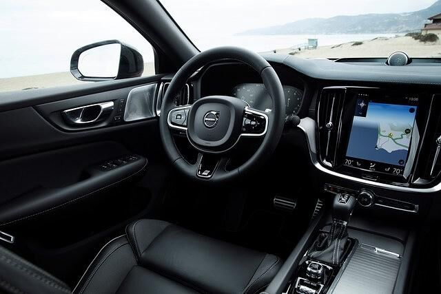 Fahrer und Beifahrer genießen beste Platzverhältnisse, ausgezeichnete Sitze und hochwertige, hervorragend verarbeitete Materialien