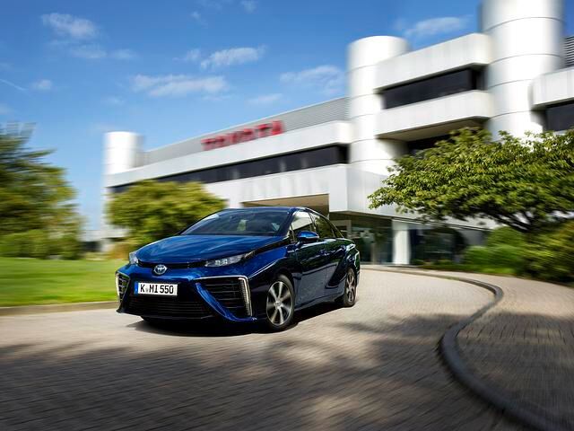 Der Mirai erzeugt seinen Fahrstrom per Brennstoffzelle