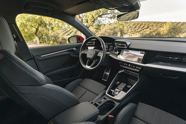 Das Cockpit strahlt Hightech-Flair aus