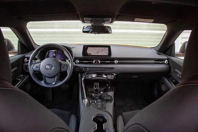 Das Cockpit ist sportlich geschnitten