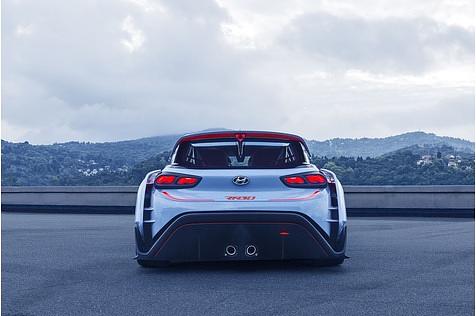 Das Heck wird von einem Diffusor und einem großen Spoiler beherrscht.