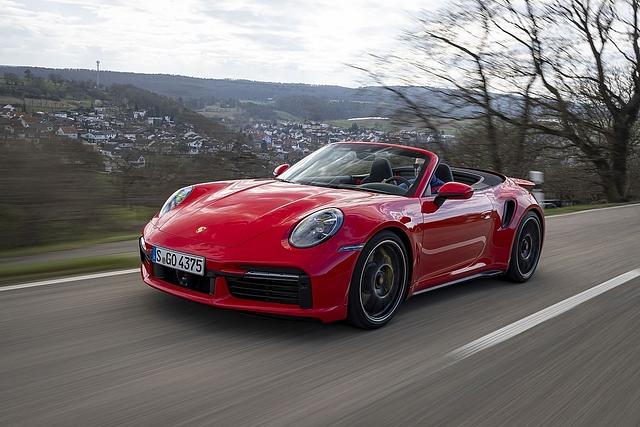 Das Porsche 911 Turbo S Cabriolet lässt sich im Fahrmodus \"Normal\" auch auf längeren Strecken entspannt bewegen