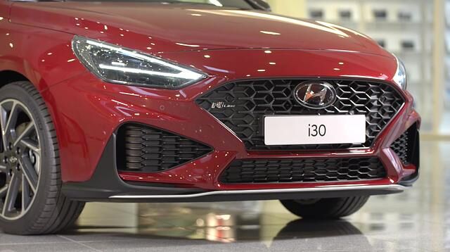 Die i30-Modelle erhalten unter anderem eine neu gestaltete Frontschürze mit geändertem Wabengrill sowie eine modifizierte Heckschürze