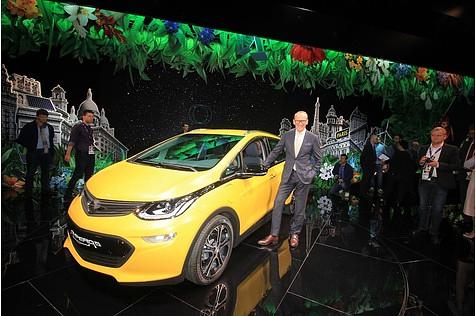 Opel Ampera e mit Opelchef Karl-Thomas Neumann