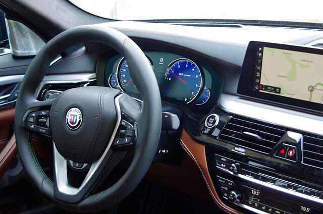 Der sportiv-kommode B5 fährt in jeder Hinsicht unter dem Radar, wenn er seine Fahrgäste auf üppigen Lederfauteuils höchst luxuriös und durchaus auf fortgeschrittenem Komfortlevel ans Ziel bringt