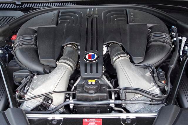 Der 4,4-l-Achtzylinder-Otto-V-Motor mit Direkteinspritzung und doppelter Turboaufladung leistet 447 kW/608 PS