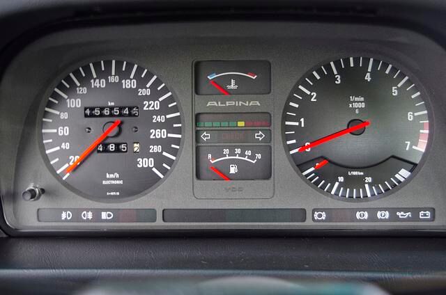 Der Tacho des B7 mit 300 km/h-Skala verheißt Fahrfreude