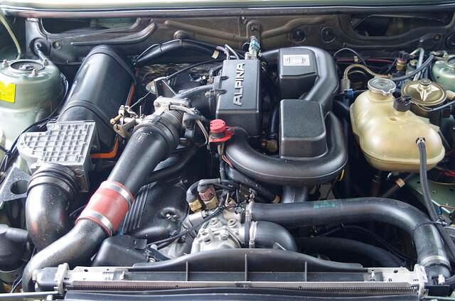 Unter der Haube werkelt ein 3,4-l-Sechszylinder-Otto-Reihenmotor mit Turboaufladung