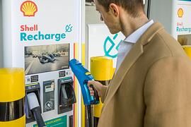 Shell installiert Schnellladesäule - Recharge beschleunigt Ausbau