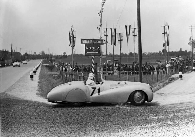 Noch während des Zweiten Weltkriegs holte 1940 der BMW 328 den Mille-Miglia-Gesamtsieg