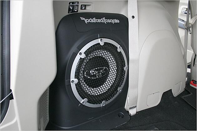 Der Subwoofer des Audio-Systems von Rockford findet im Kofferraum Platz