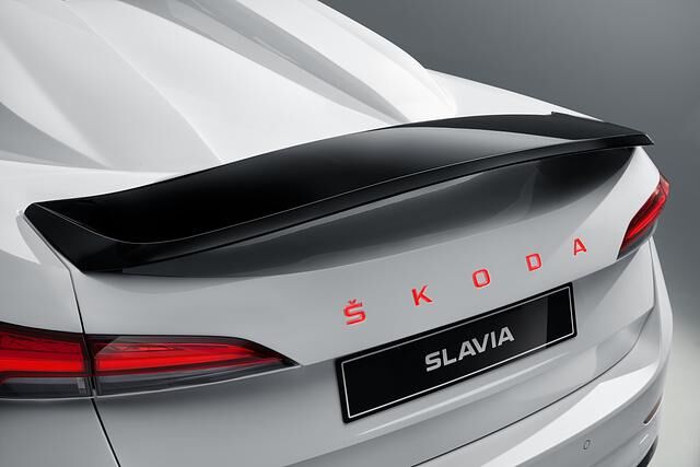 Der Skoda-Schriftzug präsentiert sich hell illuminiert – keine Frage, der Slavia soll extrovertiert herüberkommen